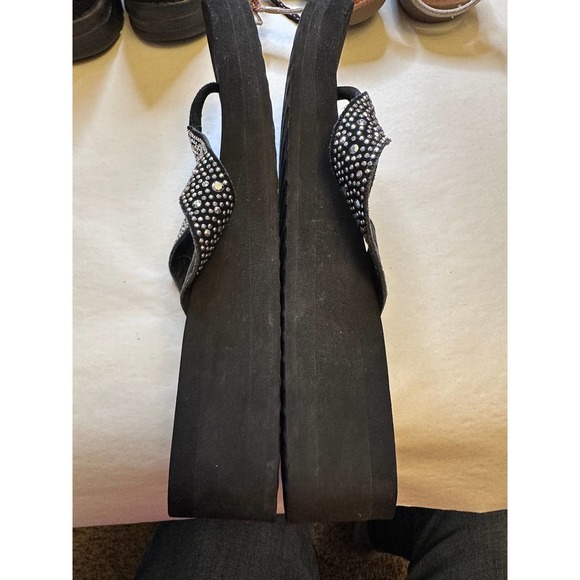 Yellow Box Studded Flip Flops Size 7 - Picture 4 of 4